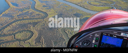 Schüsse auf die atemberaubende Küste Floridas und Wasserstraßen für das Cockpit eines Searey Wasserflugzeug. Stockfoto