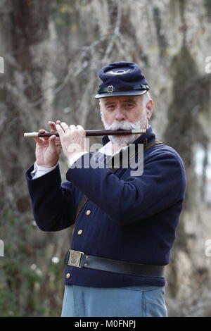 Union Truppen zu einem Bürgerkrieg Re-enactment einer Schlacht, in der Hernando County, Florida im Juli passiert der L 864. Stockfoto