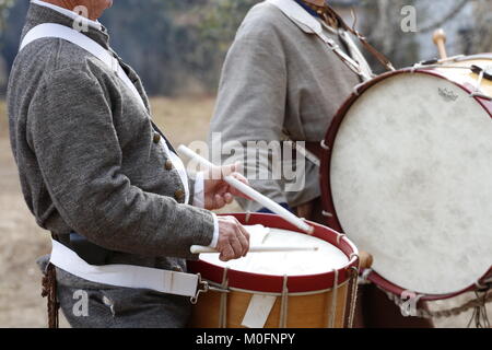 Konföderierten marching Drummer zu einem Bürgerkrieg Re-enactment einer Schlacht, in der Hernando County, Florida im Juli passiert der L 864. Stockfoto