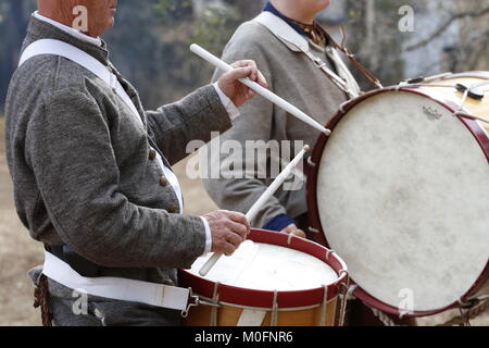 Konföderierten marching Drummer zu einem Bürgerkrieg Re-enactment einer Schlacht, in der Hernando County, Florida im Juli passiert der L 864. Stockfoto