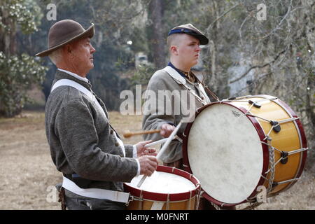 Konföderierten marching Drummer zu einem Bürgerkrieg Re-enactment einer Schlacht, in der Hernando County, Florida im Juli passiert der L 864. Stockfoto