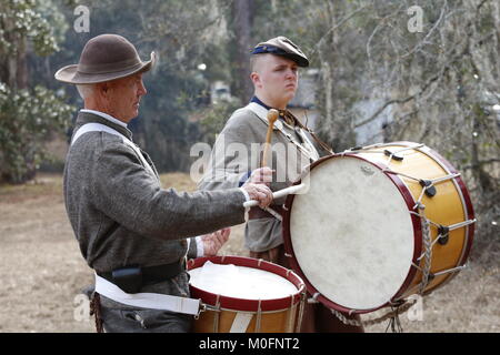 Konföderierten marching Drummer zu einem Bürgerkrieg Re-enactment einer Schlacht, in der Hernando County, Florida im Juli passiert der L 864. Stockfoto