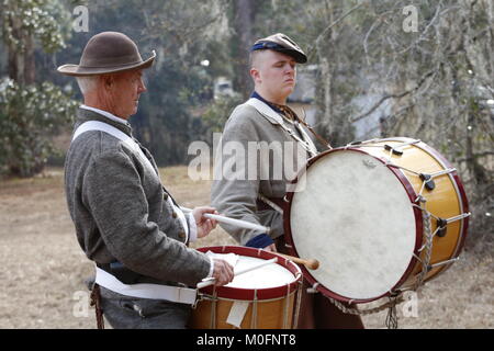 Konföderierten marching Drummer zu einem Bürgerkrieg Re-enactment einer Schlacht, in der Hernando County, Florida im Juli passiert der L 864. Stockfoto