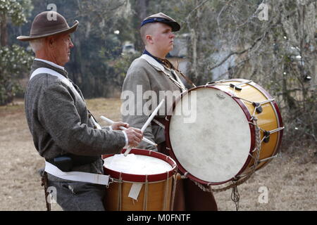 Konföderierten marching Drummer zu einem Bürgerkrieg Re-enactment einer Schlacht, in der Hernando County, Florida im Juli passiert der L 864. Stockfoto