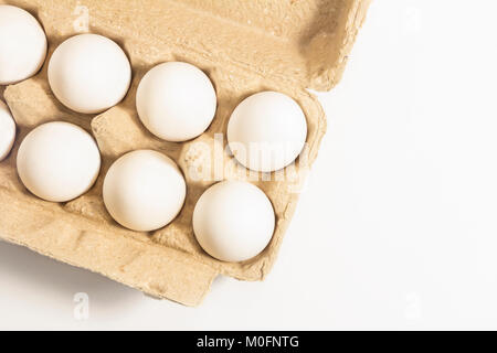 Handgefertigte Volkskultur Geschmückt Osterei aus recyceltem Karton unter Weißen plain verpackten Eier. Ostern kommt bald. Stockfoto
