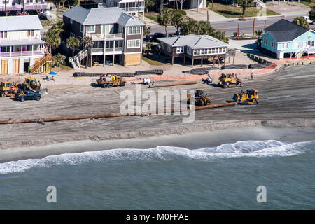 Bagger und andere Baumaschinen arbeiten an rückgriff Shoreline, South Carolina Stockfoto