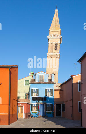 Der schiefe Glockenturm, Campanile, San Martino Kirche Chiesa San Martino, Burano, Venedig, Venetien, Italien bei Sonnenuntergang mit bunten Häusern Stockfoto