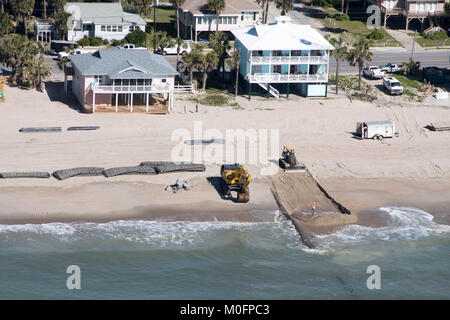 Bagger und andere Baumaschinen arbeiten an rückgriff Shoreline, South Carolina Stockfoto