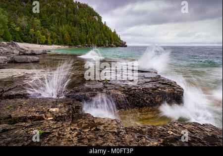 Wellen im Blumentopf Insel, Tobermory Kanada Stockfoto