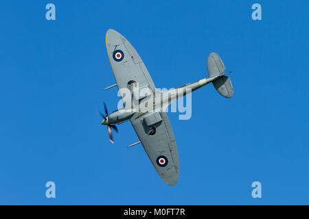 Supermarine Spitfire fliegen am 27. Mai 2012 in Duxford, Cambridgeshire, Großbritannien Stockfoto