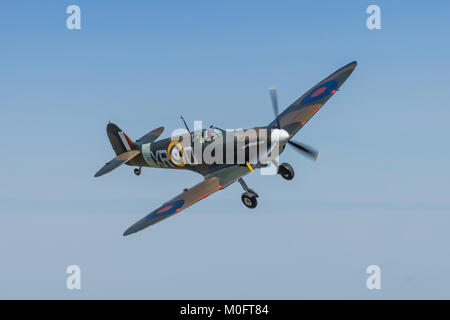 Supermarine Spitfire Mk1 Registrierung P 7308 XR-D Fliegen am 8. Juli 2017 in Duxford, Cambridgeshire, Großbritannien Stockfoto