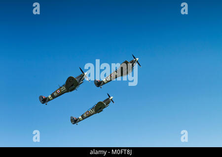 Supermarine Spitfires fliegen am 27. Mai 2012 in Duxford, Cambridgeshire, Großbritannien Stockfoto