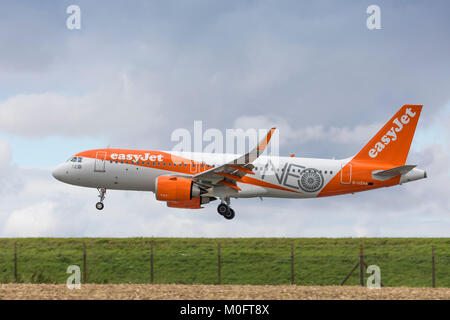 Eine easyJet A320 NEO Airliner landet am Flughafen Luton am 19. August 2017, Bedfordshire, Großbritannien Stockfoto