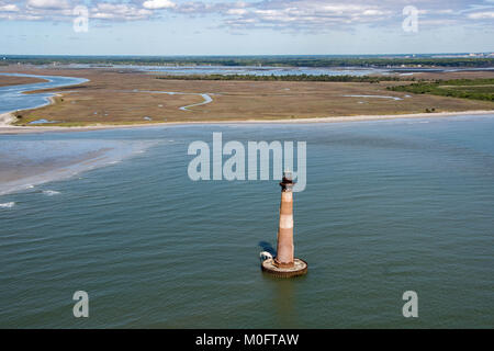 Einsamer Leuchtturm sitzt wie ein Leuchtfeuer der Sicherheit auf South Carolina Küste Stockfoto