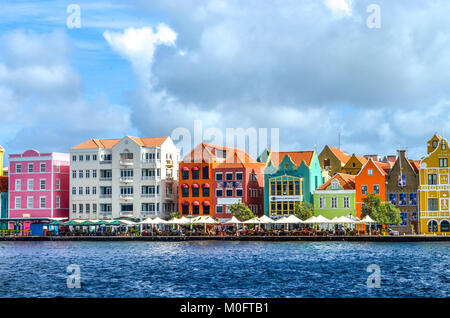 Bunten Gebäuden gesäumt, am Hafen in Curacao Stockfoto