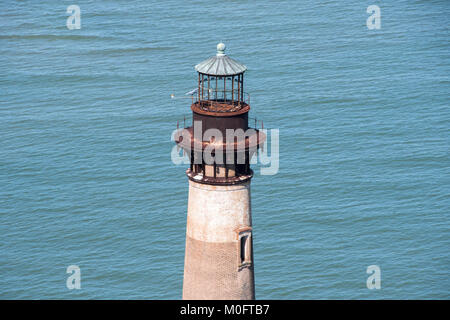 Einsamer Leuchtturm sitzt wie ein Leuchtfeuer der Sicherheit auf South Carolina Küste Stockfoto