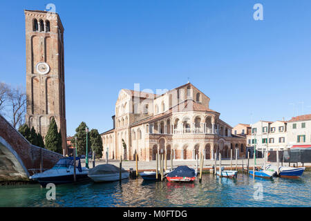 Chiesa dei Santi Maria e Donato in Campo San Donato,, Murano, Venedig, Venetien, Italien mit seinem Campanile oder Glockenturm und Boote im Kanal Stockfoto