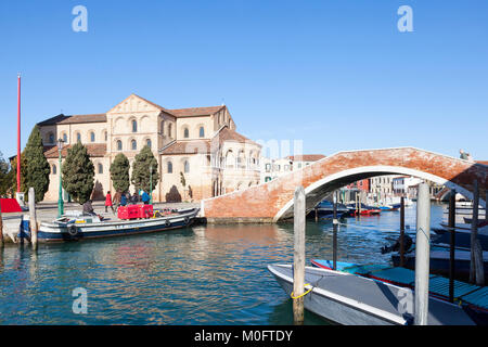 Chiesa dei Santi Maria e Donato und Ponte San Donato, Murano, Venedig, Venetien, Italien aus über den Kanal Stockfoto