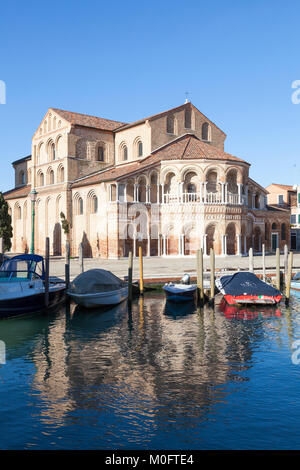 Chiesa dei Santi Maria e Donato, Murano, Venedig, Venetien, Italien spiegelt sich im Wasser des Kanals mit angelegten Boote Stockfoto