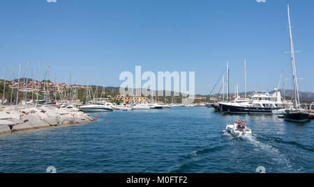 Sardinien PORTISCO - August 1st, 2009: Eingang zum kleinen Hafen von Athen an der Costa Smeralda, einer der am meisten überfüllten touristischen Destinationen von Bo Stockfoto