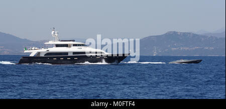 Sardinien Küste, Italien - 1. August 2009: Frau Trudy yacht Chartern besucht die Smaragdküste. Frau Trudy wurde 2008 von CRN Ancona in Italien gebaut. Stockfoto