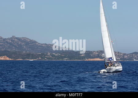 PORTISCO, Costa Smeralda, Sardinien, Italien - 1. AUGUST 2009: Segelboot Navigation entlang der Küste in Sardinien, Italien. Die Costa Smeralda ist einer der f Stockfoto