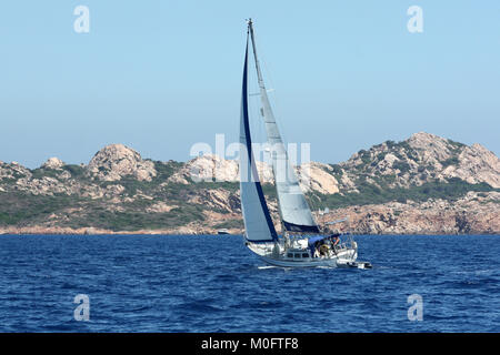 PORTISCO, Costa Smeralda, Sardinien, Italien - 1. AUGUST 2009: Segelboot Navigation entlang der Küste in Sardinien, Italien. Die Costa Smeralda ist einer der f Stockfoto