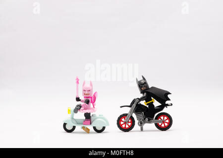 Lego Figur Batman und Fee batman reiten Roller und Dirt Bike. auf weißem Hintergrund Stockfoto