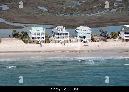 Stattliche Strand Wohnungen mit Blick auf das blaue Wasser von Myrtle Beach, South Carolina Stockfoto