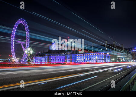 Die Westminster Bridge leichte Spuren am Abend im Januar 2018 in London, Großbritannien, 17. Stockfoto