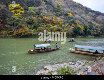 Kyoto, Japan - 28.November 2016. Ruderboote auf Hozu Fluss in Arashiyama, Kyoto, Japan. Arashiyama ist eine National Historic Site ausgewiesen und Ort o Stockfoto