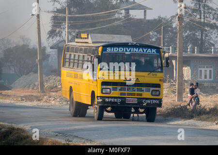 Gelben Bus auf der Straße von Kathmandu nach Pokhara Stockfoto