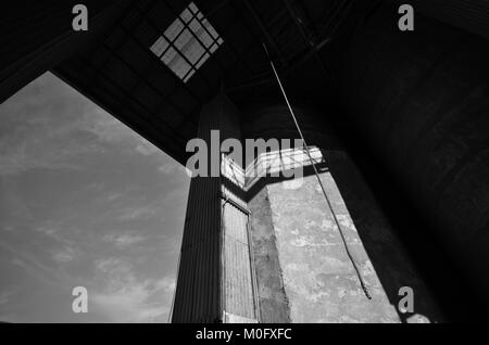 Selbstmordgedanken, Seil hängend in Gebäude in Schwarz und Weiß Stockfoto