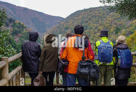 Kyoto, Japan - 28.November 2016. Die Menschen in den Bergen von arashiyama in Kyoto, Japan. Arashiyama ist eine National Historic Site ausgewiesen und Ort Stockfoto