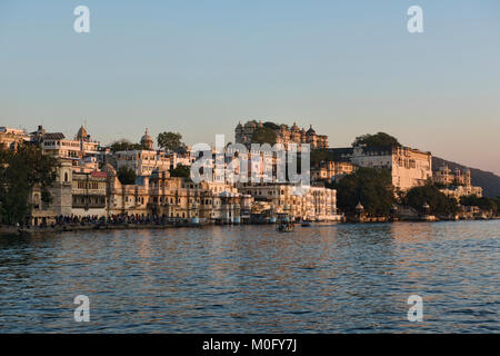 Die majestätische Stadt Palast auf See Pichola, Udaipur, Rajasthan, Indien Stockfoto