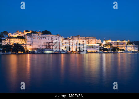 Die majestätische Stadt Palast auf See Pichola, Udaipur, Rajasthan, Indien Stockfoto