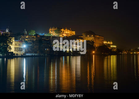 Die majestätische Stadt Palast auf See Pichola, Udaipur, Rajasthan, Indien Stockfoto