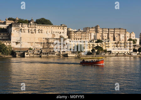 Die majestätische Stadt Palast auf See Pichola, Udaipur, Rajasthan, Indien Stockfoto