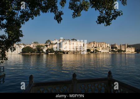 Die majestätische Stadt Palast auf See Pichola, Udaipur, Rajasthan, Indien Stockfoto