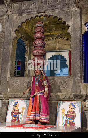 Berühmte Bhavai tanzen, feiern die Bemühungen der Frauen in der Wüste Wasser, Udaipur, Rajasthan, Indien Stockfoto