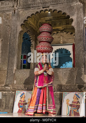 Berühmte Bhavai tanzen, feiern die Bemühungen der Frauen in der Wüste Wasser, Udaipur, Rajasthan, Indien Stockfoto