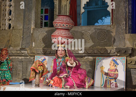 Berühmte Bhavai tanzen, feiern die Bemühungen der Frauen in der Wüste Wasser, Udaipur, Rajasthan, Indien Stockfoto