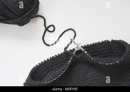 Close-up stricken Schal. Prozess der stricken. Ansicht von oben. Kopieren Sie Platz. Stockfoto