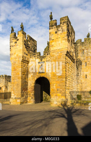 Die Außenseite des Alnwick Castle barbican Gate, Alnwick, Northumberland. Die barbcan stammt aus dem 15. Jahrhundert. Es bietet eine äußerst vertretbare Eingang i Stockfoto