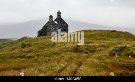 Die Ruinen von Lubnaclach Cottage, Schutz eines isolierten und Hirte in der Nähe der West Highland Railway Line in der Nähe von Corrour in die wilde Landschaft o Stockfoto