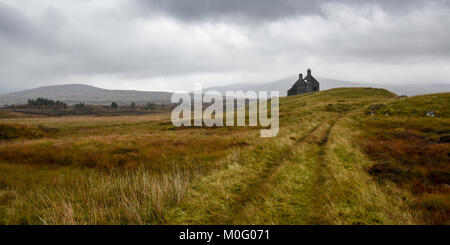 Die Ruinen von Lubnaclach Cottage, Schutz eines isolierten und Hirte in der Nähe der West Highland Railway Line in der Nähe von Corrour in die wilde Landschaft o Stockfoto