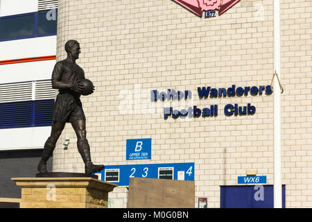 Die Statue von Bolton die Wanderer am meisten gefeierten ehemaliger Spieler, Nat Lofthouse, steht außerhalb ihrer Masse, die längestrich Stadion (ehemals Reebok) Stockfoto