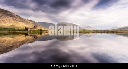 Die Ruinen von Schloss Kilchurn, der Heimat der Clan Campbells von Glenorchy, und die Berge von Argyll sind in den ruhigen Wassern des Loch Awe im Reflektierten Stockfoto