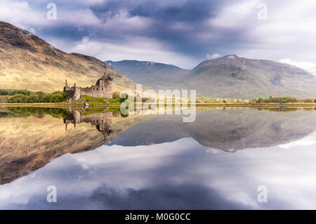 Die Ruinen von Schloss Kilchurn, der Heimat der Clan Campbells von Glenorchy, und die Berge von Argyll sind in den ruhigen Wassern des Loch Awe im Reflektierten Stockfoto