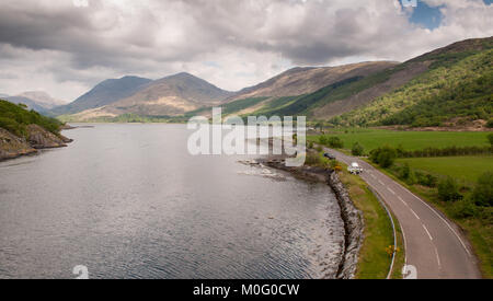 Beinn Sgulaird Berg erhebt sich vom Ufer des Loch Creran, einer Bucht des Atlantiks in den westlichen Highlands von Schottland. Stockfoto